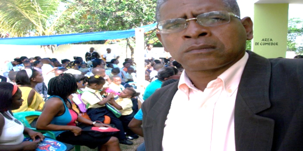 Niñas y niños dominicanos participando en un programa educativo de FUNSADOM, en un aula sencilla y bien iluminada